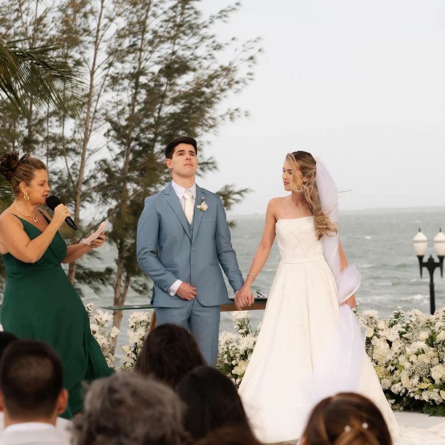 Casal durante a cerimônia de casamento